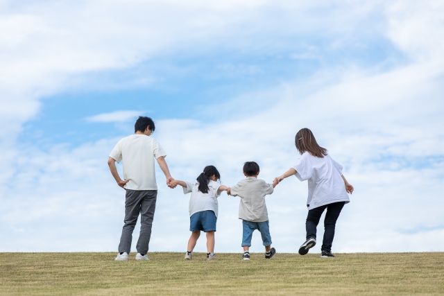 手をつなぐ家族